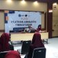 FOKUS: Pimred Seputar Jatim, Ibnu Hajar, saat memberikan materi pada Pelatihan Jurnalistik Tingkat Dasar UKM LPM Maharaja, Unija Sumenep (SandiGT-Seputar Jatim)
