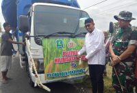 BAHAGIA: Bupati Sumenep Achmad Fauzi Wongsojudo, saat melepas hasil panen jagung di Kecamatan Guluk-Guluk (SandiGT- Seputar Jatim)