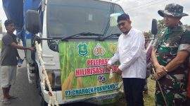 BAHAGIA: Bupati Sumenep Achmad Fauzi Wongsojudo, saat melepas hasil panen jagung di Kecamatan Guluk-Guluk (SandiGT- Seputar Jatim)