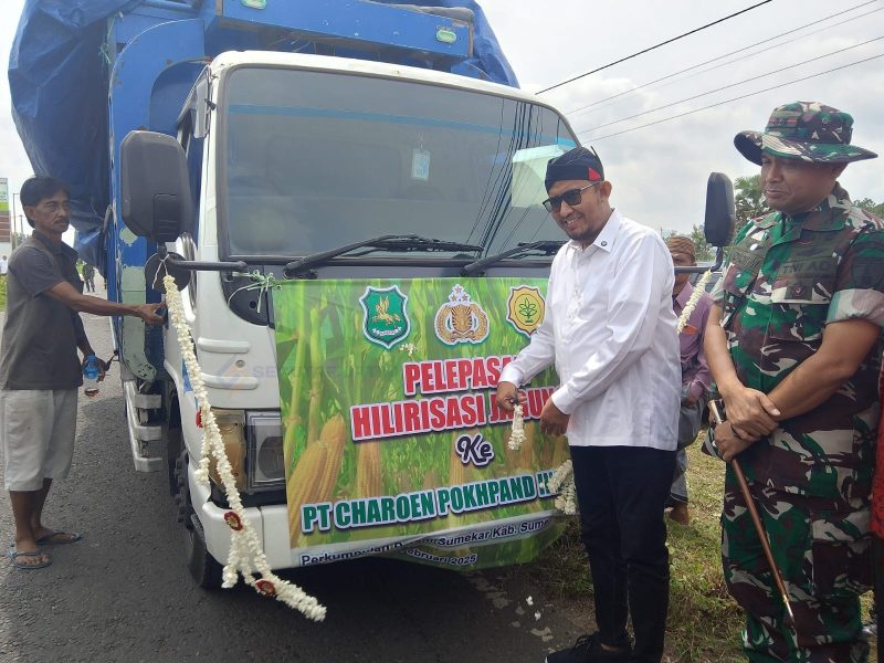 BAHAGIA: Bupati Sumenep Achmad Fauzi Wongsojudo, saat melepas hasil panen jagung di Kecamatan Guluk-Guluk (SandiGT- Seputar Jatim)