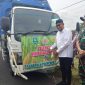 BAHAGIA: Bupati Sumenep Achmad Fauzi Wongsojudo, saat melepas hasil panen jagung di Kecamatan Guluk-Guluk (SandiGT- Seputar Jatim)