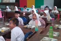 MAKAN: Program Makan Bergizi Gratis di Sumenep, dihentikan sementara (SandiGT - Seputar jatim)