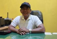 BERTOPI: Kepala Bidang Tata Lingkungan DLH Kabupaten Sumenep, Hasinuddin Firdaus, saat diwawancarai di ruangannya (SandiGT - Seputar Jatim)