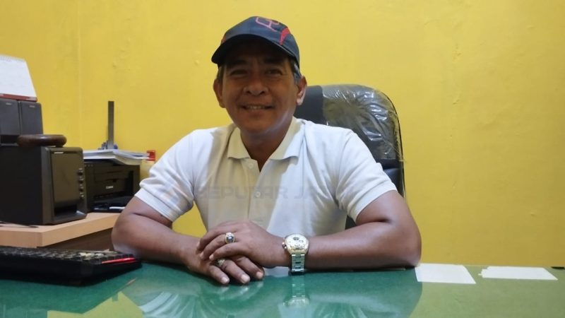 BERTOPI: Kepala Bidang Tata Lingkungan DLH Kabupaten Sumenep, Hasinuddin Firdaus, saat diwawancarai di ruangannya (SandiGT - Seputar Jatim)