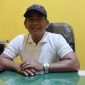 BERTOPI: Kepala Bidang Tata Lingkungan DLH Kabupaten Sumenep, Hasinuddin Firdaus, saat diwawancarai di ruangannya (SandiGT - Seputar Jatim)