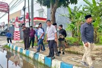 GENANGAN AIR: Anggota Komisi III (DPRD) Sumenep dan Dinas PUTR sedang meninjau jalan yanh rawan terjadi banjir (SandiGT - Seputar Jatim)