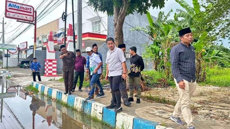 GENANGAN AIR: Anggota Komisi III (DPRD) Sumenep dan Dinas PUTR sedang meninjau jalan yanh rawan terjadi banjir (SandiGT - Seputar Jatim)