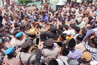 RICUH: Masyarakat gelar demontrasi di depan Kantor Kejaksaan Negeri Sumenep, menuntut keadilan terhadap pelaku KDRT yang terjadi pada Neneng (SandiGT - Seputar Jatim)