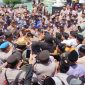 RICUH: Masyarakat gelar demontrasi di depan Kantor Kejaksaan Negeri Sumenep, menuntut keadilan terhadap pelaku KDRT yang terjadi pada Neneng (SandiGT - Seputar Jatim)