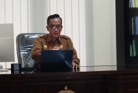 BERKACAMATA: Kepala BRIDA Sumenep, Benny Irawan, saat ditemui di ruangannya (SandiGT - Seputar Jatim)