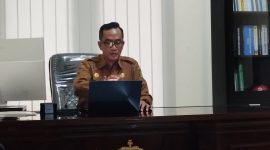 BERKACAMATA: Kepala BRIDA Sumenep, Benny Irawan, saat ditemui di ruangannya (SandiGT - Seputar Jatim)