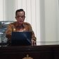 BERKACAMATA: Kepala BRIDA Sumenep, Benny Irawan, saat ditemui di ruangannya (SandiGT - Seputar Jatim)