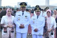 BERPASANGAN: Menjelang pelantikan Bupati dan Wakil Bupati Sumenep 2025-2030, Achmad Fauzi Wongsojudo dan KH Imam Hasyim, dengan istri-istrinya melakukan foto bersama di Monas Jakarta (Doc. Seputar Jatim)