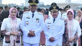 BERPASANGAN: Menjelang pelantikan Bupati dan Wakil Bupati Sumenep 2025-2030, Achmad Fauzi Wongsojudo dan KH Imam Hasyim, dengan istri-istrinya melakukan foto bersama di Monas Jakarta (Doc. Seputar Jatim)