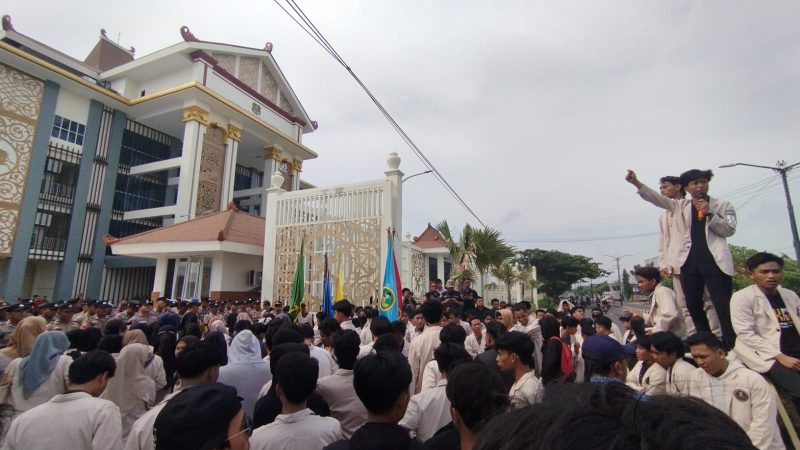 DEMONSTRSI: Ratusan mahasiswa UNIBA memadati pintu gerbang Gedung DPRD Sumenep (SandiGT - Seputar Jatim)