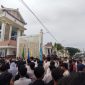 DEMONSTRSI: Ratusan mahasiswa UNIBA memadati pintu gerbang Gedung DPRD Sumenep (SandiGT - Seputar Jatim)