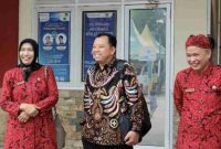 TERSENYUM: Direktur RSUD dr. H. Moh. Anwar Sumenep, Erliyati (kiri) saat membersamai tim visitasi (Doc. Seputar Jatim)