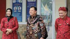 TERSENYUM: Direktur RSUD dr. H. Moh. Anwar Sumenep, Erliyati (kiri) saat membersamai tim visitasi (Doc. Seputar Jatim)