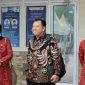 TERSENYUM: Direktur RSUD dr. H. Moh. Anwar Sumenep, Erliyati (kiri) saat membersamai tim visitasi (Doc. Seputar Jatim)