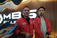 JAKET MERAH : Owner MBS Billiard, Ali Zein (kiri) bersama Manajemen Nizar (kanan) saat diwawancarai usai peresmian (sandiGT - Seputar Jatim)