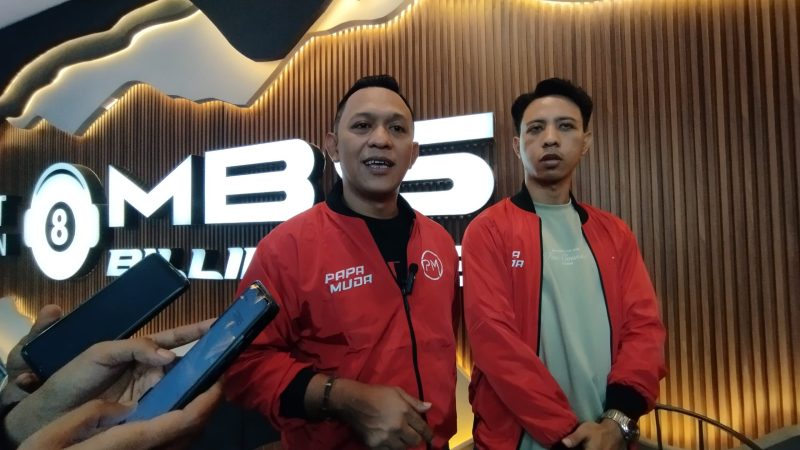 JAKET MERAH : Owner MBS Billiard, Ali Zein (kiri) bersama Manajemen Nizar (kanan) saat diwawancarai usai peresmian (sandiGT - Seputar Jatim)