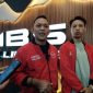 JAKET MERAH : Owner MBS Billiard, Ali Zein (kiri) bersama Manajemen Nizar (kanan) saat diwawancarai usai peresmian (sandiGT - Seputar Jatim)