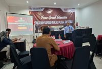 MEMBAHAS: Suasana focus group discussion (FGD) dalam penyusunan laporan evaluasi pemilihan Gubernur dan Wakil Gubernur, Bupati/Walikota dan Wakil Bupati tahun 2024 yang di gelar KPU Sumenep (Doc. Seputar Jatim)