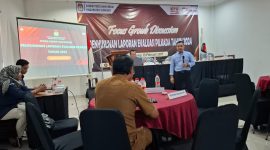 MEMBAHAS: Suasana focus group discussion (FGD) dalam penyusunan laporan evaluasi pemilihan Gubernur dan Wakil Gubernur, Bupati/Walikota dan Wakil Bupati tahun 2024 yang di gelar KPU Sumenep (Doc. Seputar Jatim)