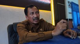 MENGHIMBAU: Kepala Diskop UKM Perindag Sumenep, Moh. Ramli, saat diwawancarai jurnalis seputarjatim.com (SandiGT - Seputar Jatim)