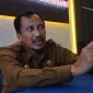MENGHIMBAU: Kepala Diskop UKM Perindag Sumenep, Moh. Ramli, saat diwawancarai jurnalis seputarjatim.com (SandiGT - Seputar Jatim)