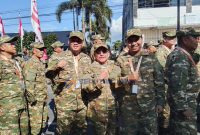 TANGAN TERKEPAL: Wakil Bupati Sumenep Imam Hasyim (tengah) sangat bersemangat saat mengikuti kegiatan Retret Akmil di Magelang, Jawa Tengah (SandiGT - Seputar Jatim)