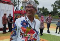 WIBAWA: Budayawan Sumenep, Ibnu Hajar, terlihat gagah saat memakai batik hari jadi Sumenep ke 756 (SandiGT - Seputar Jatim)