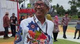 WIBAWA: Budayawan Sumenep, Ibnu Hajar, terlihat gagah saat memakai batik hari jadi Sumenep ke 756 (SandiGT - Seputar Jatim)