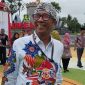 WIBAWA: Budayawan Sumenep, Ibnu Hajar, terlihat gagah saat memakai batik hari jadi Sumenep ke 756 (SandiGT - Seputar Jatim)