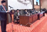 RAPAT PARIPURNA: Bupati Sumenep, Achmad Fauzi Wongsojudo, saat menyampaikan visi misi pada periode kedua bersama anggota DPRD (SandiGT - Seputar Jatim)