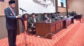 RAPAT PARIPURNA: Bupati Sumenep, Achmad Fauzi Wongsojudo, saat menyampaikan visi misi pada periode kedua bersama anggota DPRD (SandiGT - Seputar Jatim)