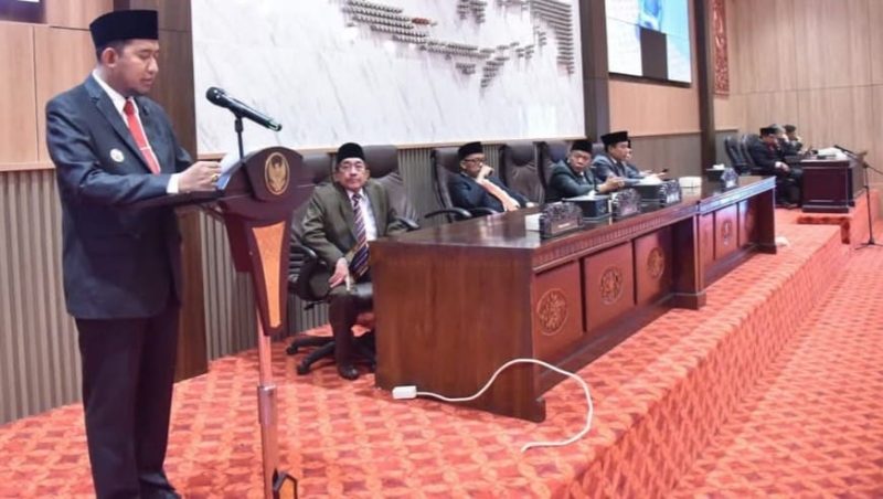 RAPAT PARIPURNA: Bupati Sumenep, Achmad Fauzi Wongsojudo, saat menyampaikan visi misi pada periode kedua bersama anggota DPRD (SandiGT - Seputar Jatim)