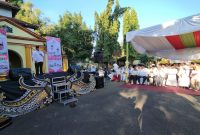 BERDIRI: Wakil Bupati Sumenep, Imam Hasyim, saat membuka bazar takjil Ramadhan 2025 (SandiGT - Seputar Jatim)