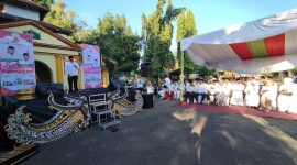 BERDIRI: Wakil Bupati Sumenep, Imam Hasyim, saat membuka bazar takjil Ramadhan 2025 (SandiGT - Seputar Jatim)