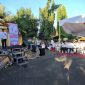 BERDIRI: Wakil Bupati Sumenep, Imam Hasyim, saat membuka bazar takjil Ramadhan 2025 (SandiGT - Seputar Jatim)