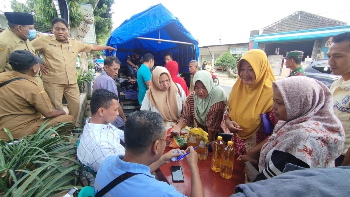 ANTUSIAS: Masyarakat rela mengantre demi mendapatkan kebutuhan pokok saat Operasi Pasar Murah yang digelar Pemkab Sumenep, di Pasar Bluto (SandGT - Seputar Jatim)