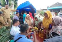 ANTUSIAS: Masyarakat rela mengantre demi mendapatkan kebutuhan pokok saat Operasi Pasar Murah yang digelar Pemkab Sumenep, di Pasar Bluto (SandGT - Seputar Jatim)