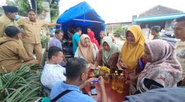 ANTUSIAS: Masyarakat rela mengantre demi mendapatkan kebutuhan pokok saat Operasi Pasar Murah yang digelar Pemkab Sumenep, di Pasar Bluto (SandGT - Seputar Jatim)