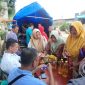 ANTUSIAS: Masyarakat rela mengantre demi mendapatkan kebutuhan pokok saat Operasi Pasar Murah yang digelar Pemkab Sumenep, di Pasar Bluto (SandGT - Seputar Jatim)