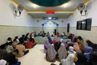KHIDMAH: Jajaran Pengasuh Yayasan Pesantren Nurul Jadid dan panitia serta para santri berkumpul saat pembukaan Pondok Ramadhan 1446 H (SandiGT - Seputar Jatim)
