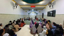 KHIDMAH: Jajaran Pengasuh Yayasan Pesantren Nurul Jadid dan panitia serta para santri berkumpul saat pembukaan Pondok Ramadhan 1446 H (SandiGT - Seputar Jatim)