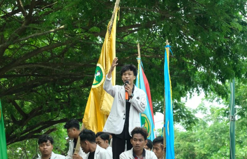 ORASI: Mahasiswa Universitas Bahaudin Mudhary Madura (UNIBA) saat melakukan aksi demontrasi di depan  gedung DPRD Sumenep (Doc. Seputar Jatim)