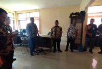 MENINJAU: Wakil Bupati Sumenep, Imam Hasyim, saat melakukan kunjungan ke Diskominfo (SandiGT - Seputar Jatim)