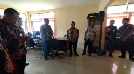MENINJAU: Wakil Bupati Sumenep, Imam Hasyim, saat melakukan kunjungan ke Diskominfo (SandiGT - Seputar Jatim)