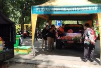 SIAGA: Pemerintah Kabupaten Sumenep kembali gelar operasi pasar di sebelah timur taman potre koning (SandiGT - Seputar Jatim)